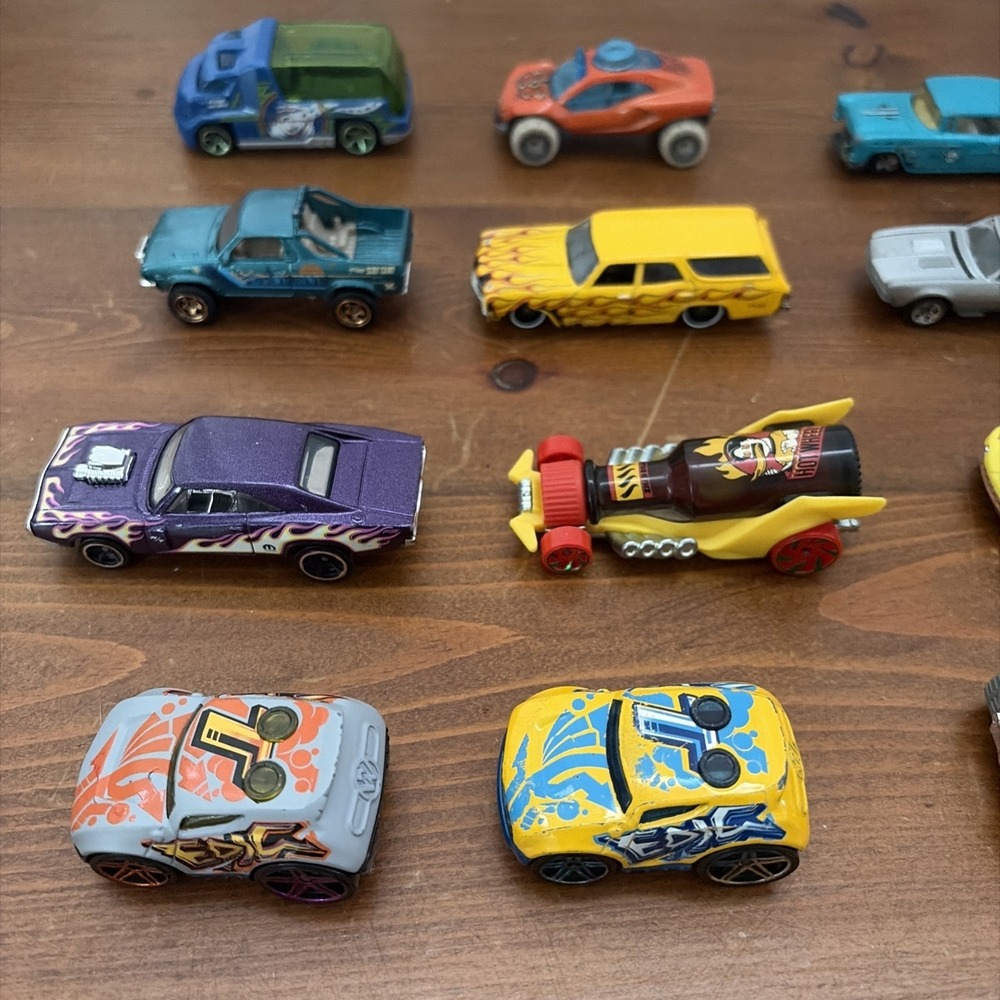 Lot Of 16 Assorted Hot Wheels Diecast Cars - Picture 3 of 7